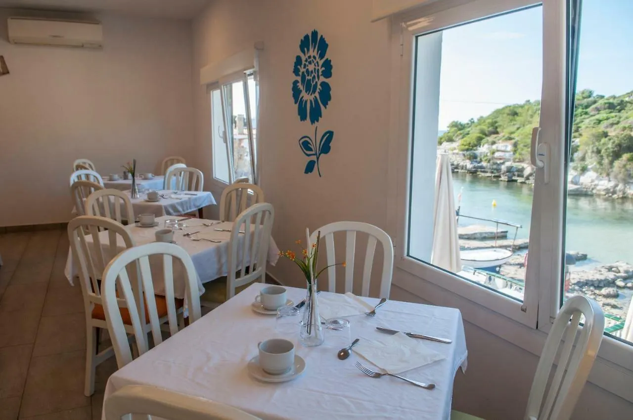 Hostal Xuroy Cala Alcaufar 2*,